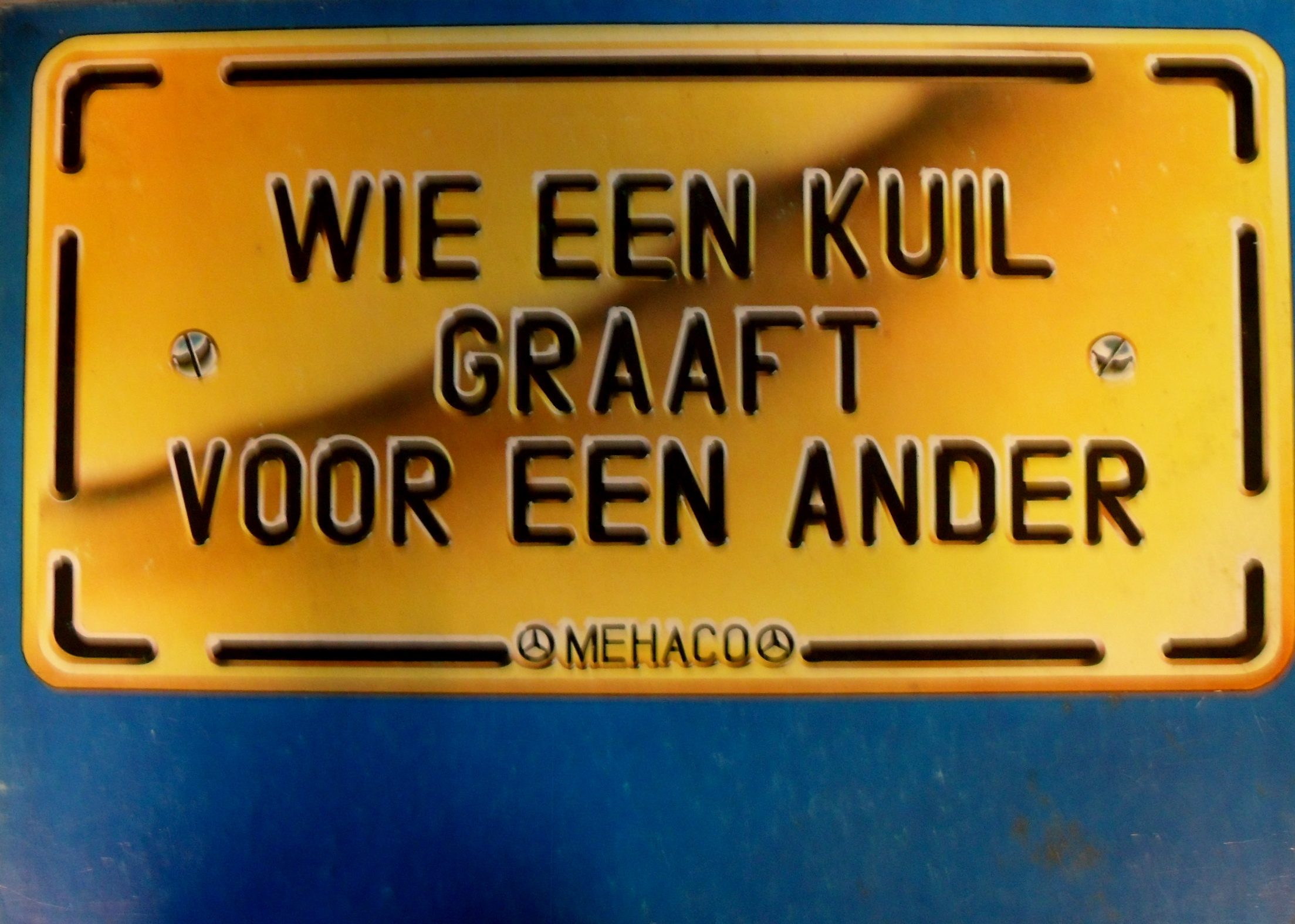 Wie een kuil graaft voor een ander