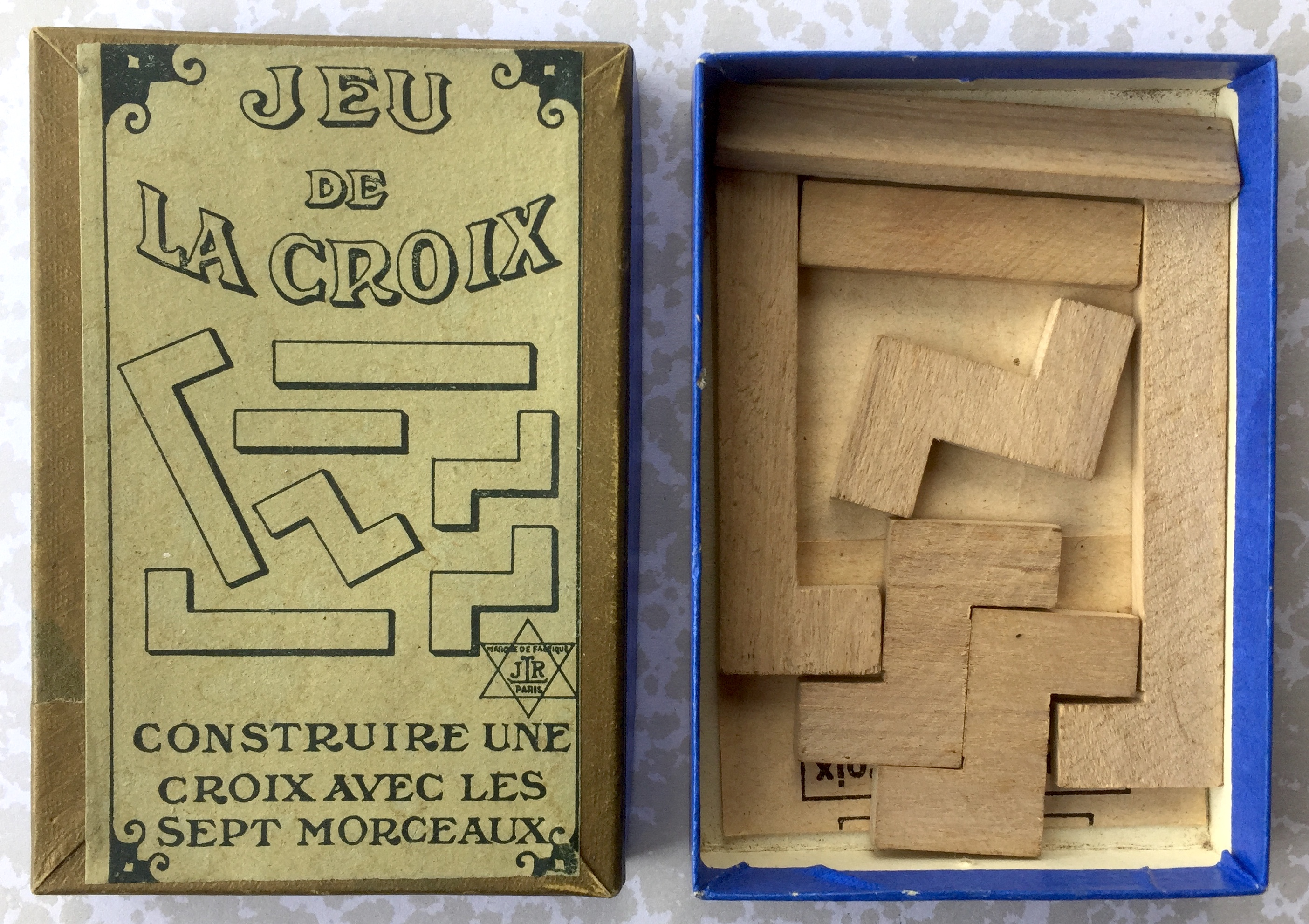 Jeu de La Croix: Construire une Croix avec les Sept Morceaux