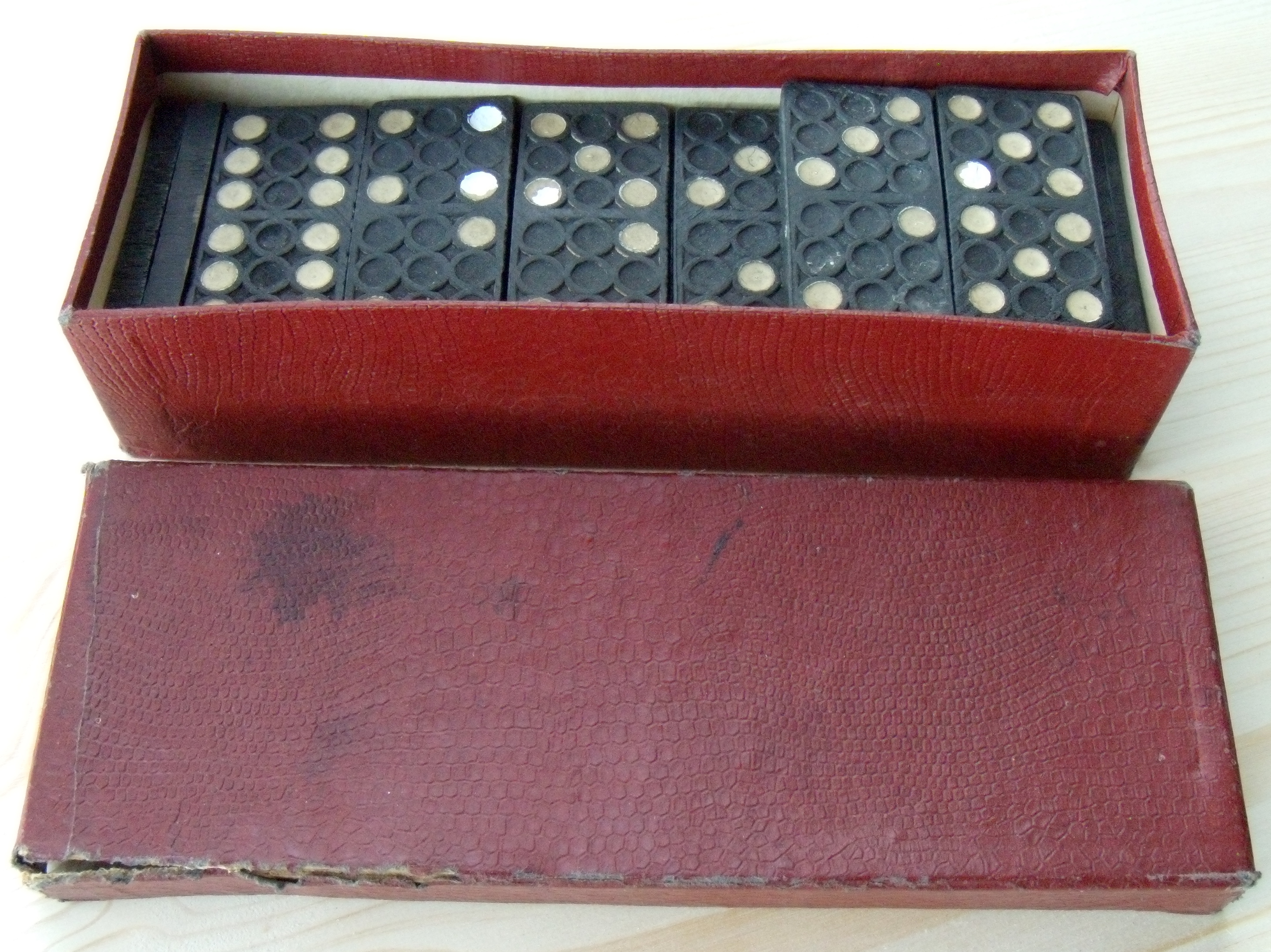 Domino: Rood kartonnen doosje